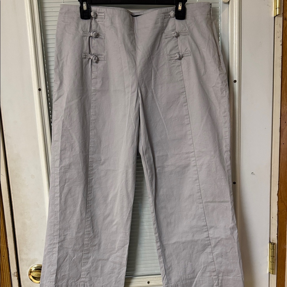 NWOT Gloria Vanderbilt Light Gray women’s capris with Knot Button Detail